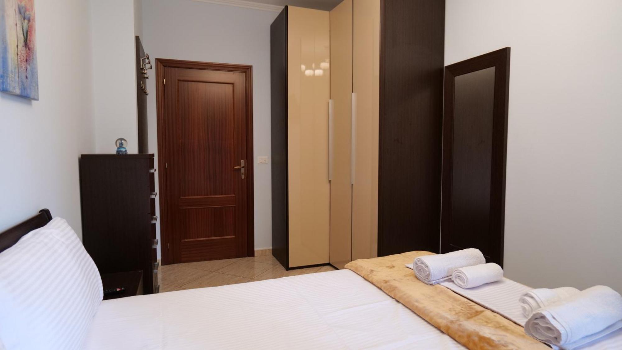 Top Location Kristi Apartments 05 Tirana Esterno foto